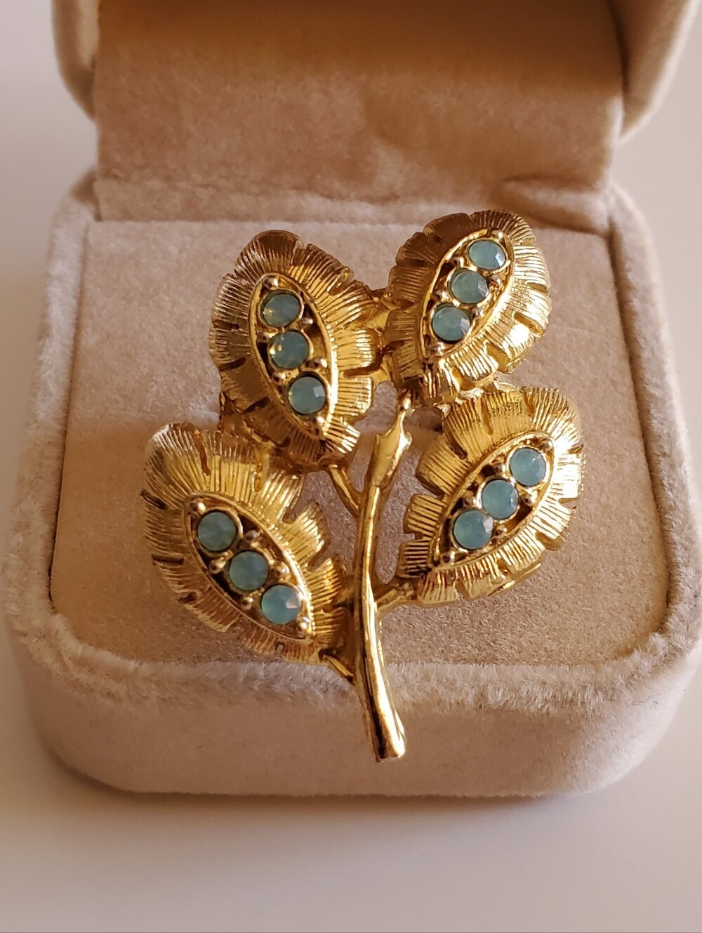 Vtg. Leafy Green Stones Statement Ring